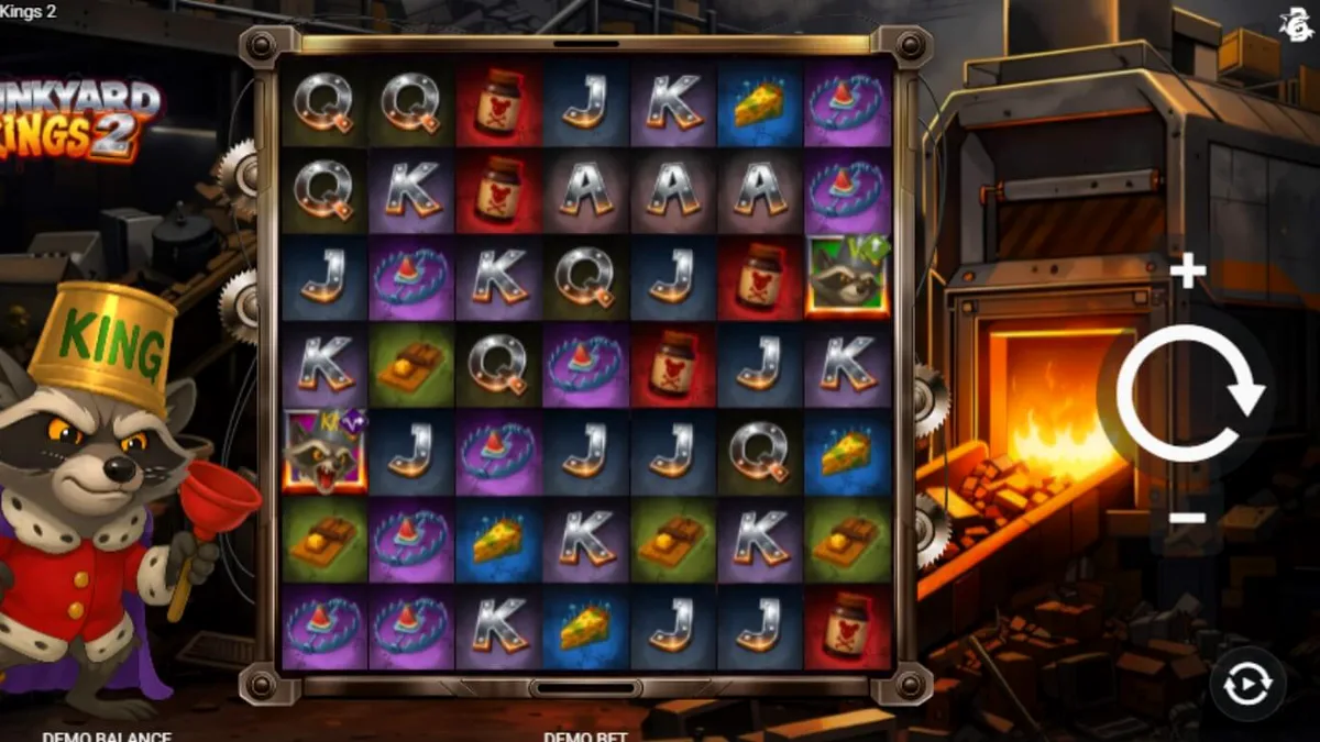 Tampilan layar utama slot Junkyard Kings 2 dengan tema kerajaan rakun di tempat pembuangan sampah